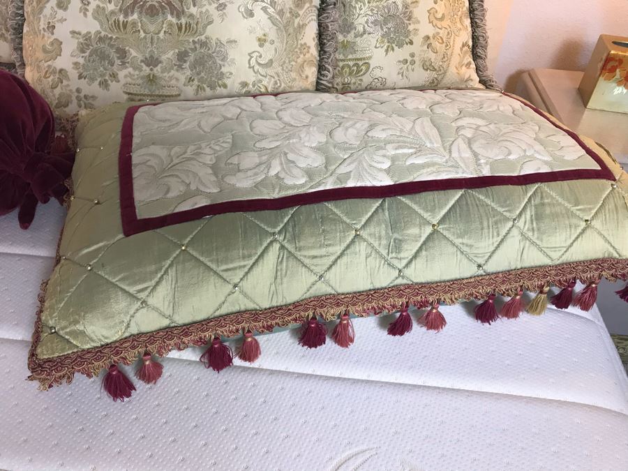 (5) Throw Pillows [Photo 5]