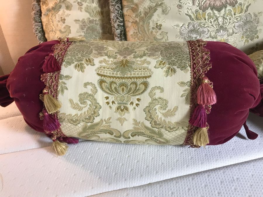 (5) Throw Pillows [Photo 4]