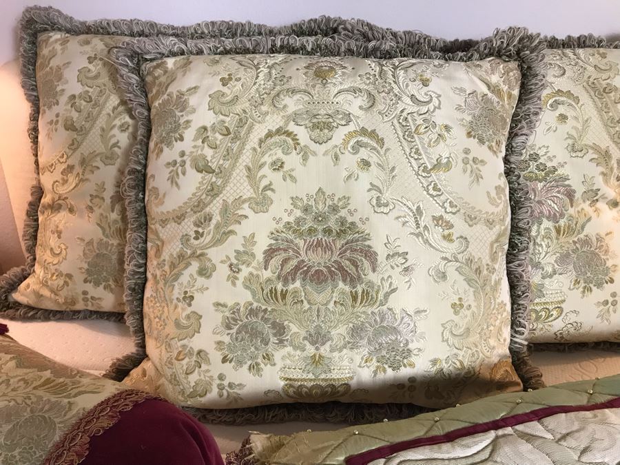 (5) Throw Pillows [Photo 7]