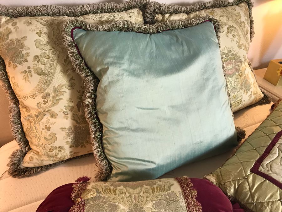 (5) Throw Pillows [Photo 8]