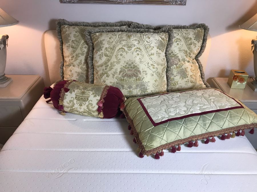 (5) Throw Pillows [Photo 2]