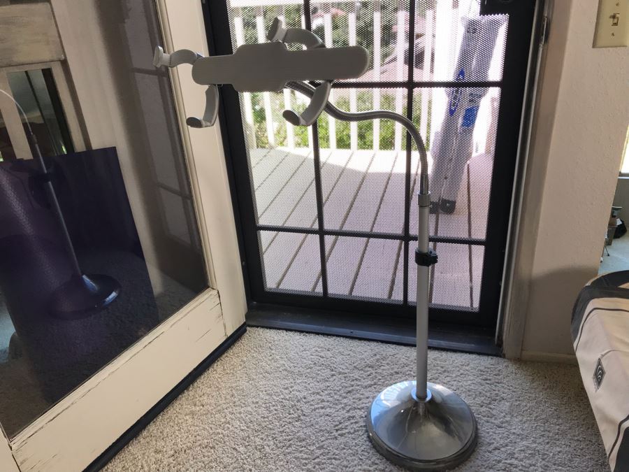 TaoTronics Full-Motion Adjustable Floor Stand For iPad And Tablets [Photo 2]