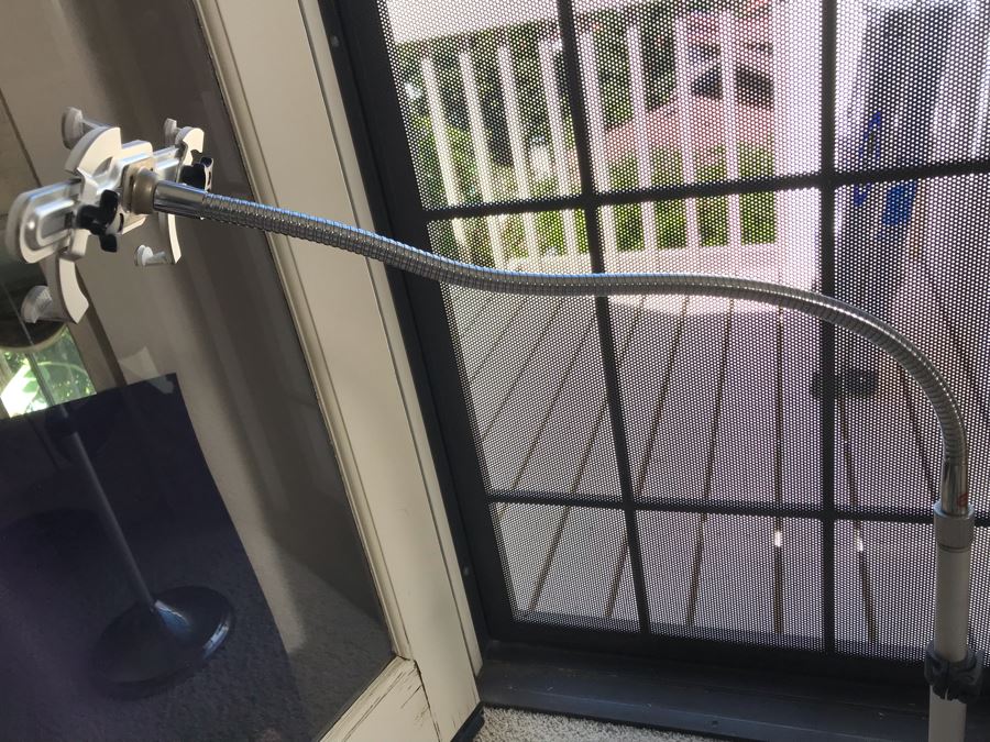 TaoTronics Full-Motion Adjustable Floor Stand For iPad And Tablets [Photo 5]