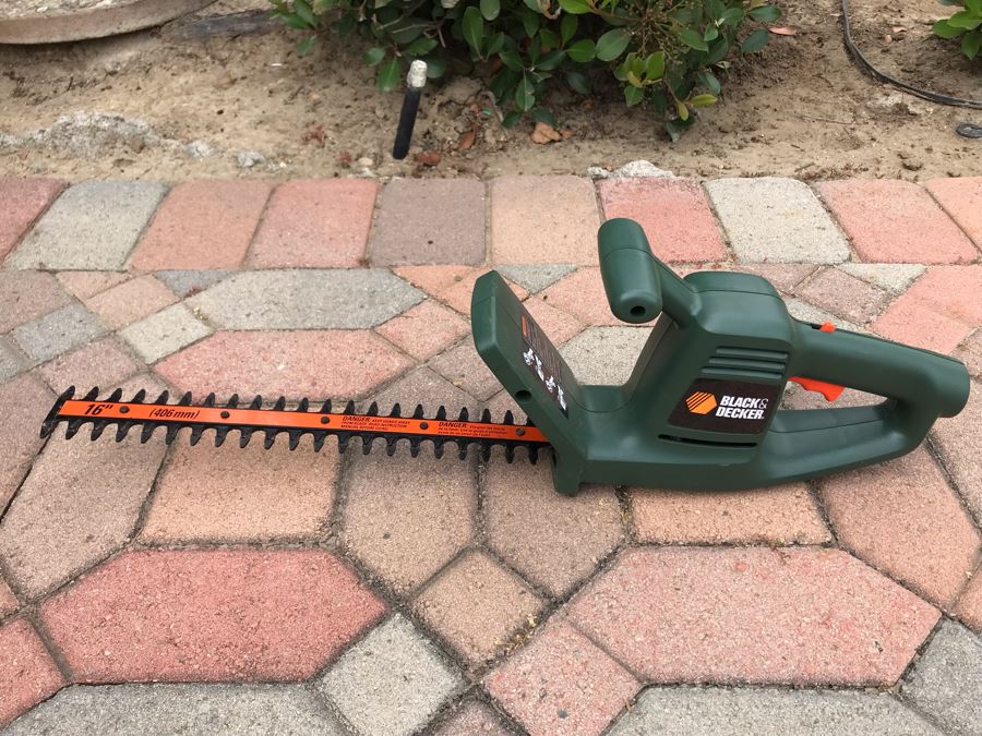 Like New Black & Decker 16' Hedge Trimmer TR165 Electrical