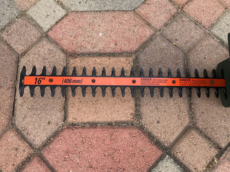 Like New Black & Decker 16' Hedge Trimmer TR165 Electrical [Photo 3]