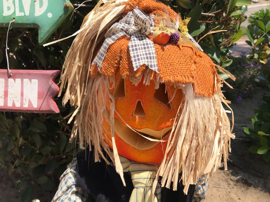 Light Up Halloween Scarecrow And Santa Claus Wooden Sign Decoration [Photo 4]