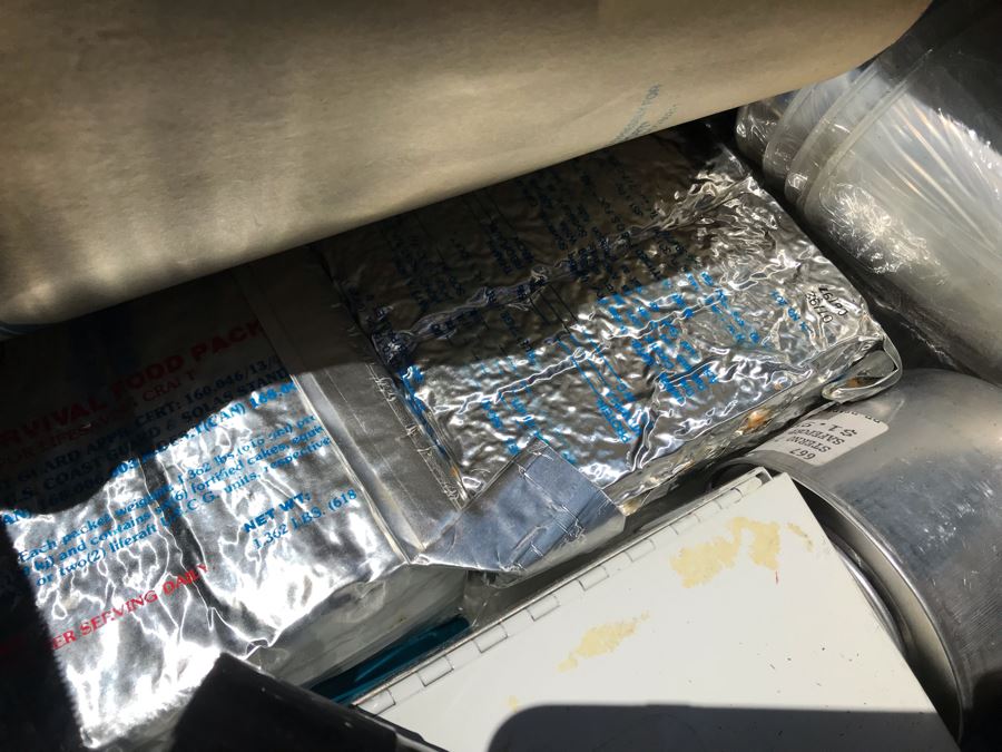 Llama Locomotor 72-Hour Emergency Kit [Photo 15]