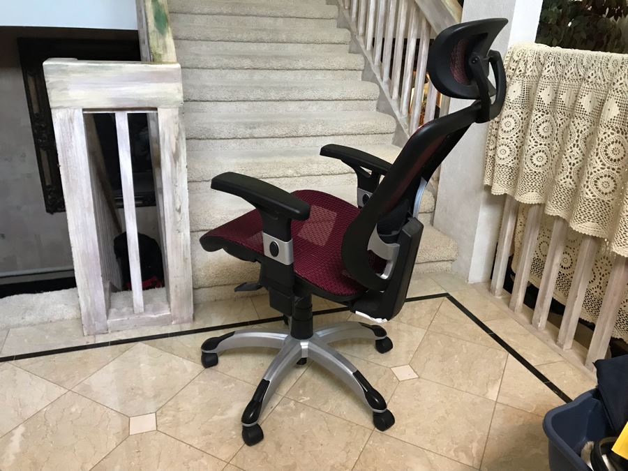 Adjustable Office Armchair On Casters [Photo 3]