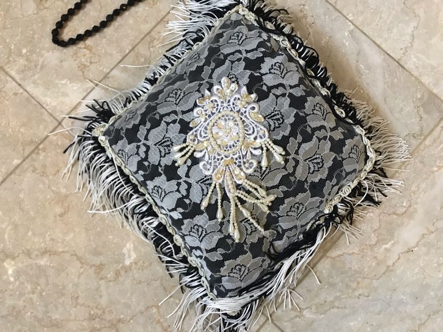 Fancy Pillow [Photo 2]