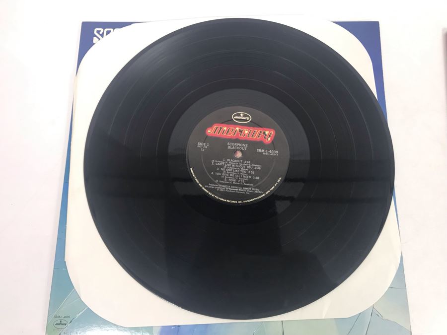Vinyl Records: Scorpions Blackout And Quiet Riot Mental Health [Photo 9]