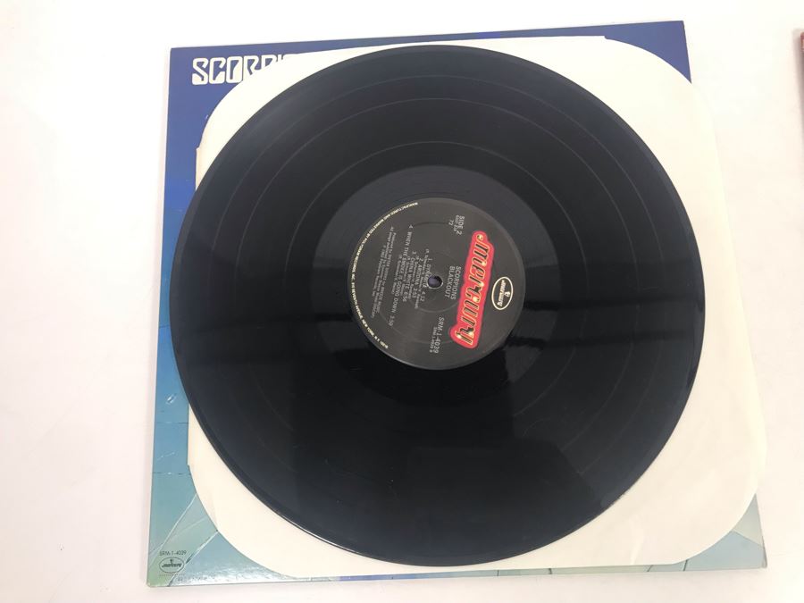 Vinyl Records: Scorpions Blackout And Quiet Riot Mental Health [Photo 10]