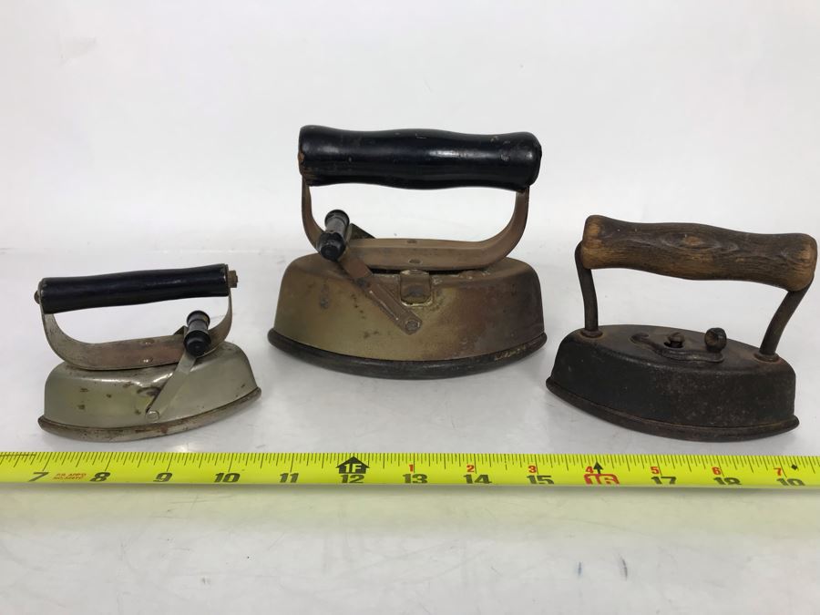 Set Of Three Vintage Asbestos Sad Irons Country Kitchen Decor [Photo 1]