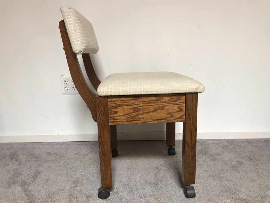 Vintage Sewing Chair With Supplies [Photo 5]