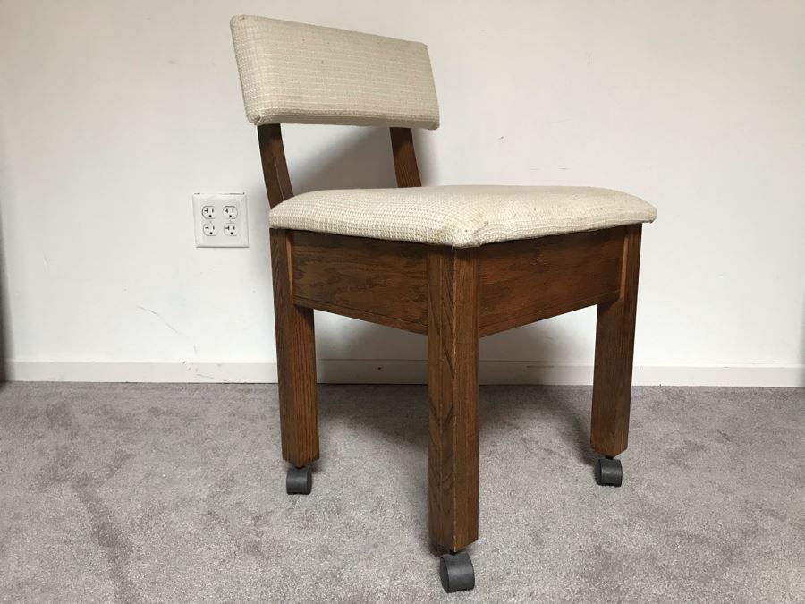 Vintage Sewing Chair With Supplies [Photo 6]