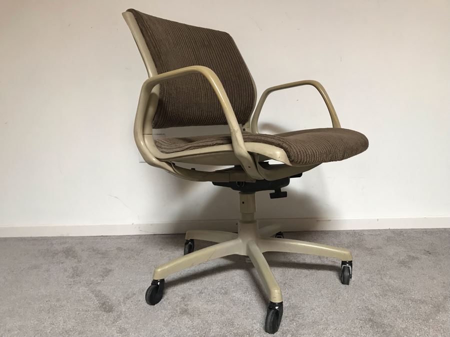 Vintage Steelcase Office Chair With Casters [Photo 4]