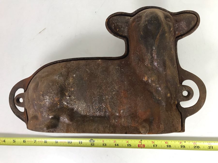 Large Rusty Cast Iron Sheep Mold [Photo 2]