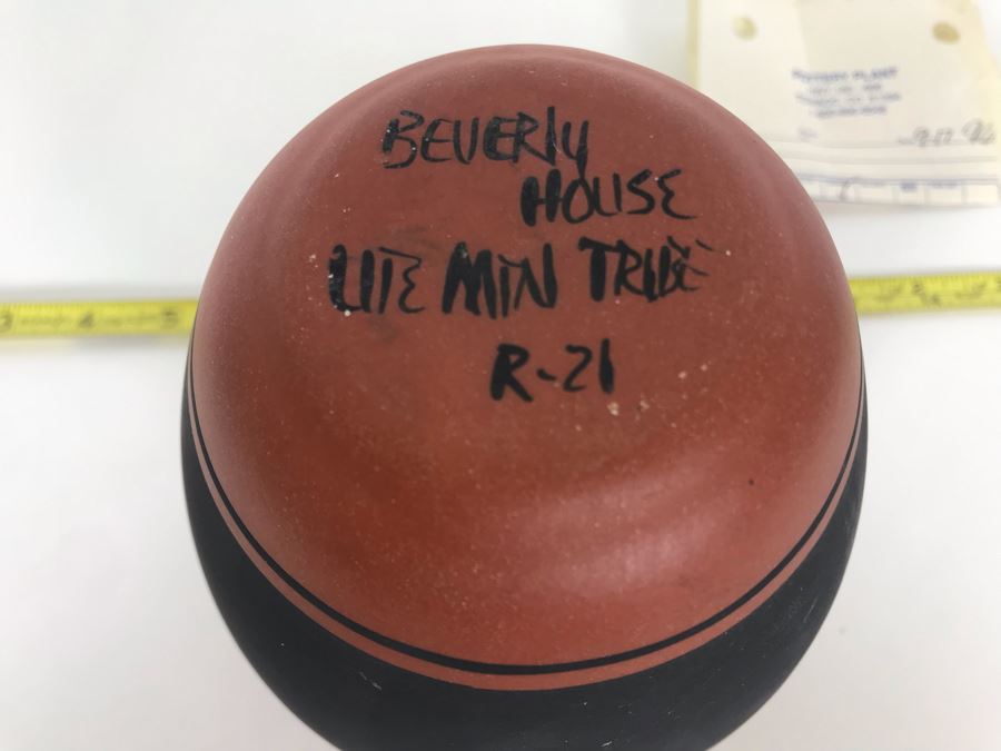 Signed Native American Pottery Beverly House Ute Mountain Tribe R-21 5W X 6H [Photo 5]