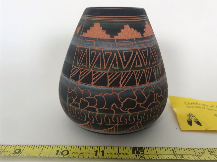 Small Native American Pottery Pot By Betty Holtso Navajo 3.5 X 3.5 [Photo 1]