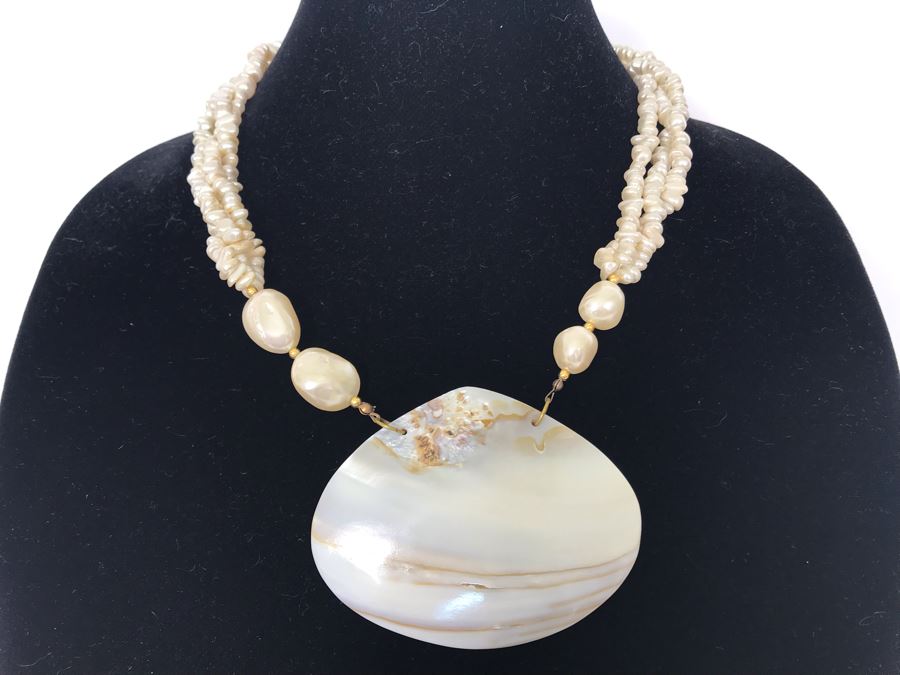 Large Organic Shell Pendant Pearl Necklace [Photo 2]