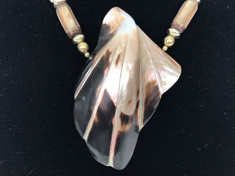 Large Organic Shell Pendant Necklace [Photo 3]
