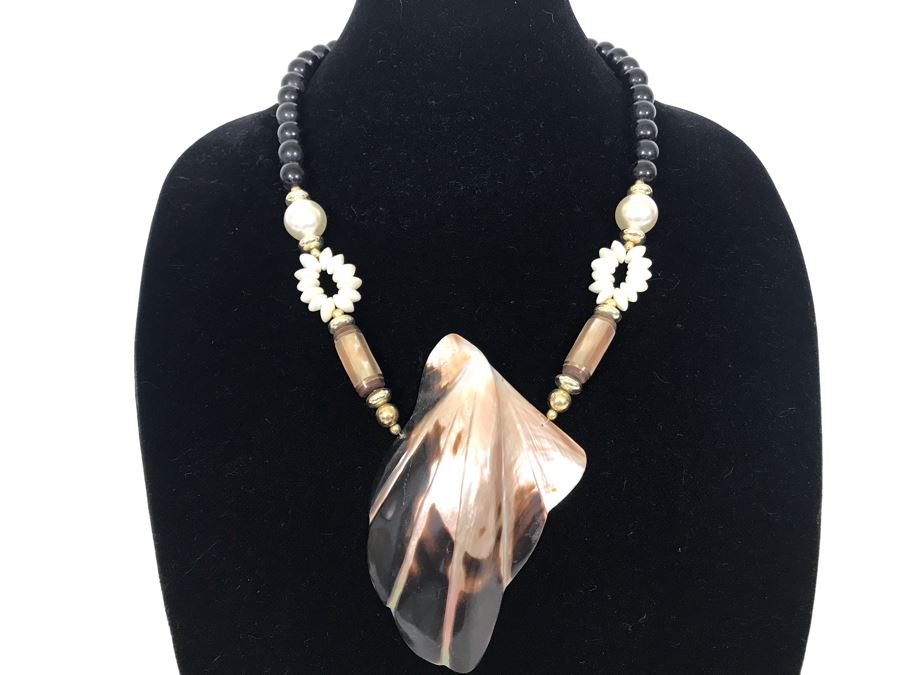 Large Organic Shell Pendant Necklace [Photo 2]
