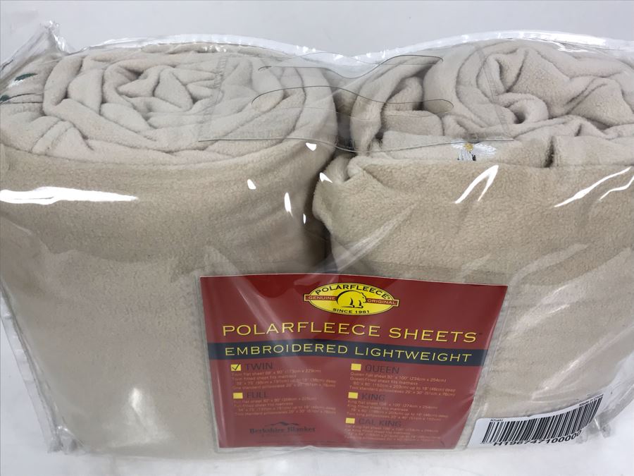 New PolarFleece Sheets Twin Size Set Includes: Flat Sheet, Fitted Sheet And Standard Pillowcase [Photo 3]