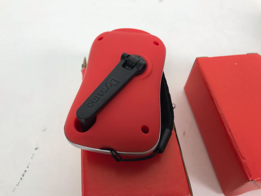 New Set Of 3 Bell & Howell Crank Flashlights And New 4-Pack Of Contour CarHooks [Photo 4]