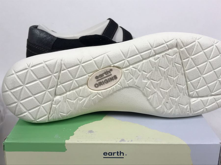 Women's Dog Themed Slippers Size 7 And Women's Earth Origins Size 7 Shoes [Photo 9]