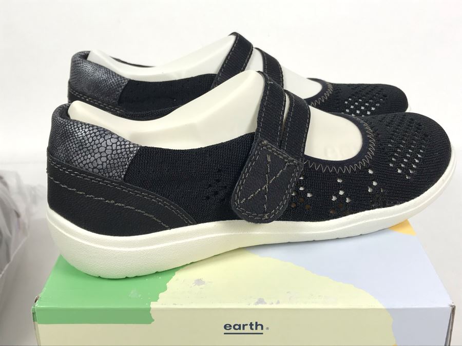 Women's Dog Themed Slippers Size 7 And Women's Earth Origins Size 7 Shoes [Photo 8]