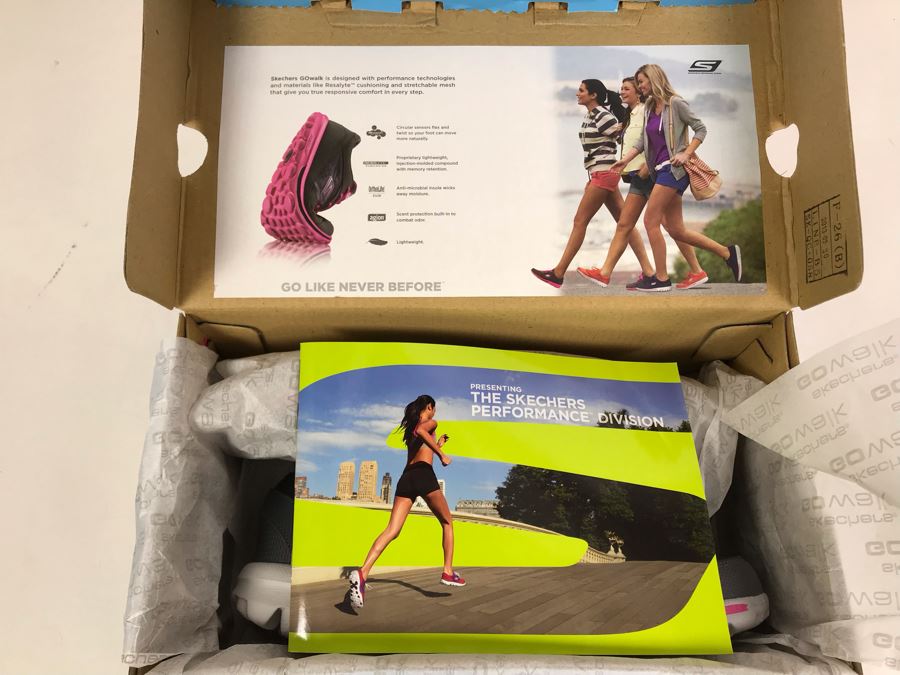 New Women's Size 7 Skechers Go Walk Shoes [Photo 3]