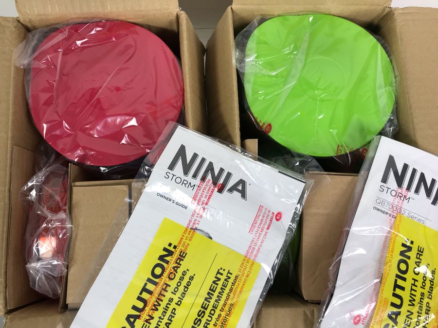 New Pair Of Ninja Storm Designer Series 400 Watt 40oz Food & Drink Makers In Green & Red [Photo 2]