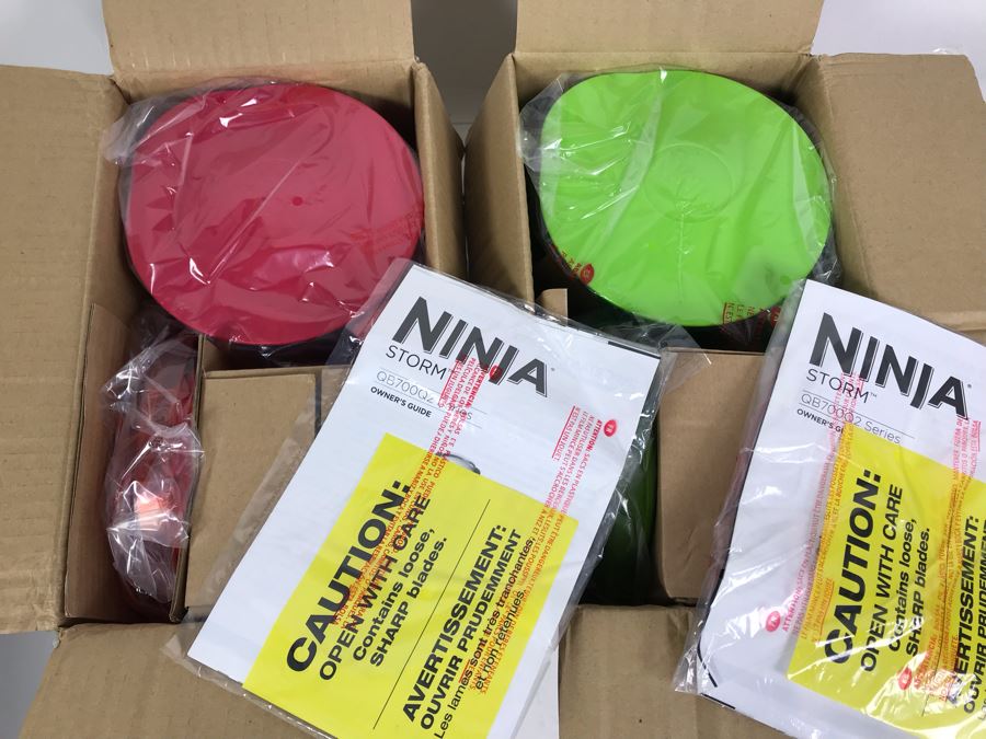 New Pair Of Ninja Storm Designer Series 400 Watt 40oz Food & Drink Makers In Green & Red [Photo 1]