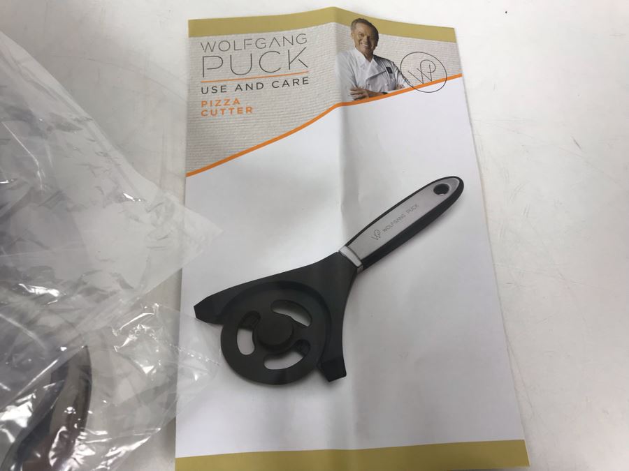New Wolfgang Puck Pizza Pan Set And Wolfgang Puck Pizza Cutter [Photo 3]