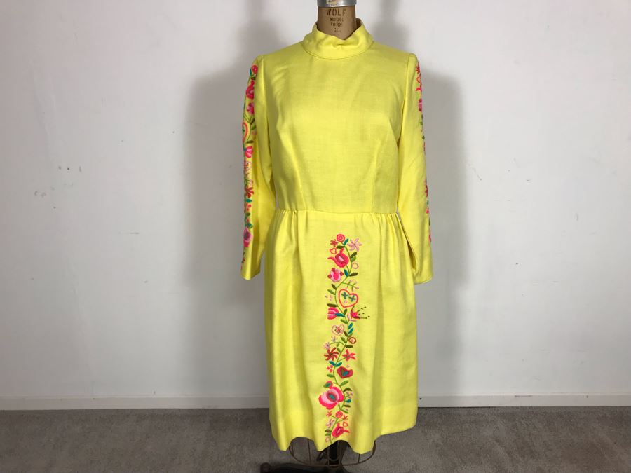 Vintage Embroidered Dress Shoulder-Shoulder 15', Length 40', Waist 26'