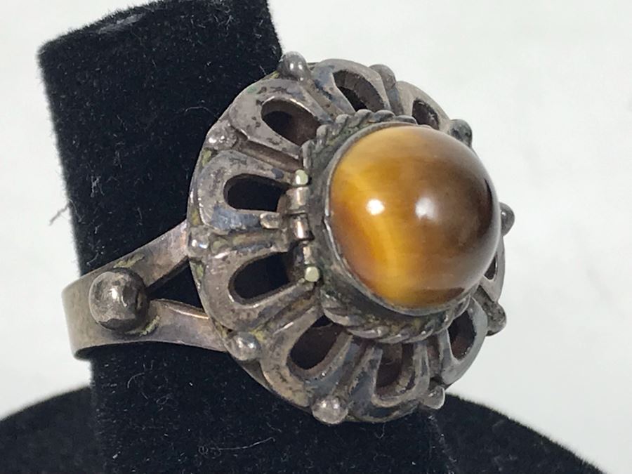 Signed Vintage Sterling Silver Poison Ring Cabochon Cat's Eye Locket Hinged Jewelry [Photo 1]