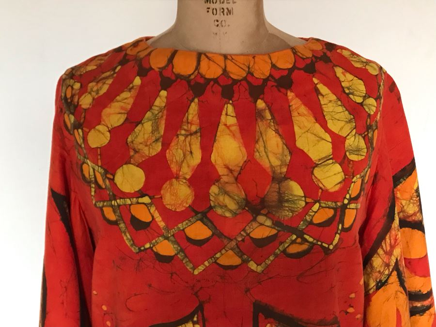Vintage Mid-Century Hawaiian Batik Muumuu Dress (Shoulder To Shoulder: 15', Length 56') [Photo 4]
