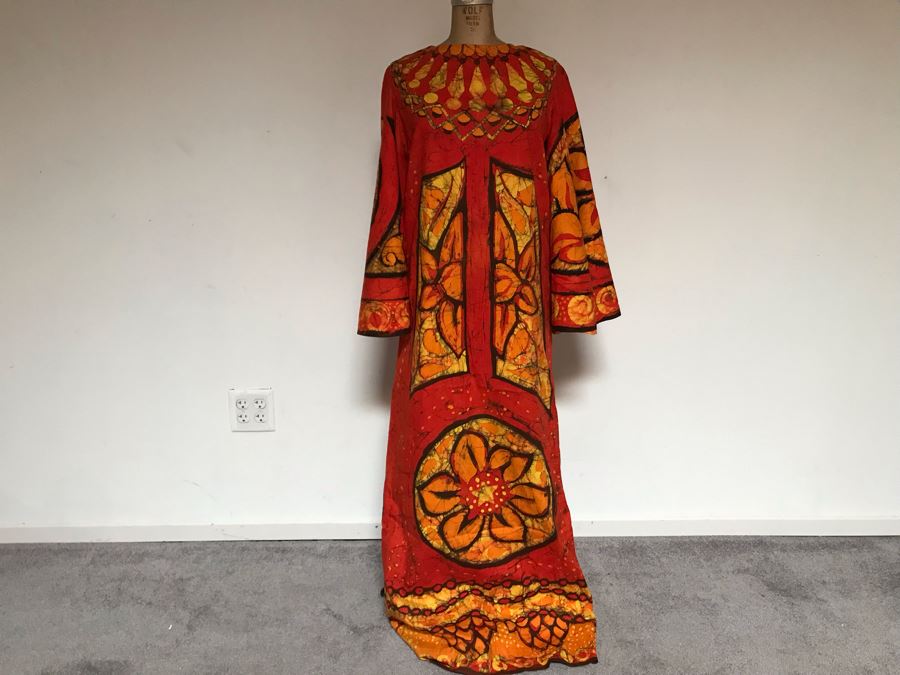 Vintage Mid-Century Hawaiian Batik Muumuu Dress (Shoulder To Shoulder: 15', Length 56') [Photo 3]