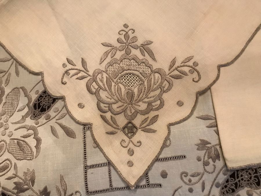 Stunning Chinese Embroidered Rectangular Tablecloth 99' X 63' With 12 Matching Napkins [Photo 18]