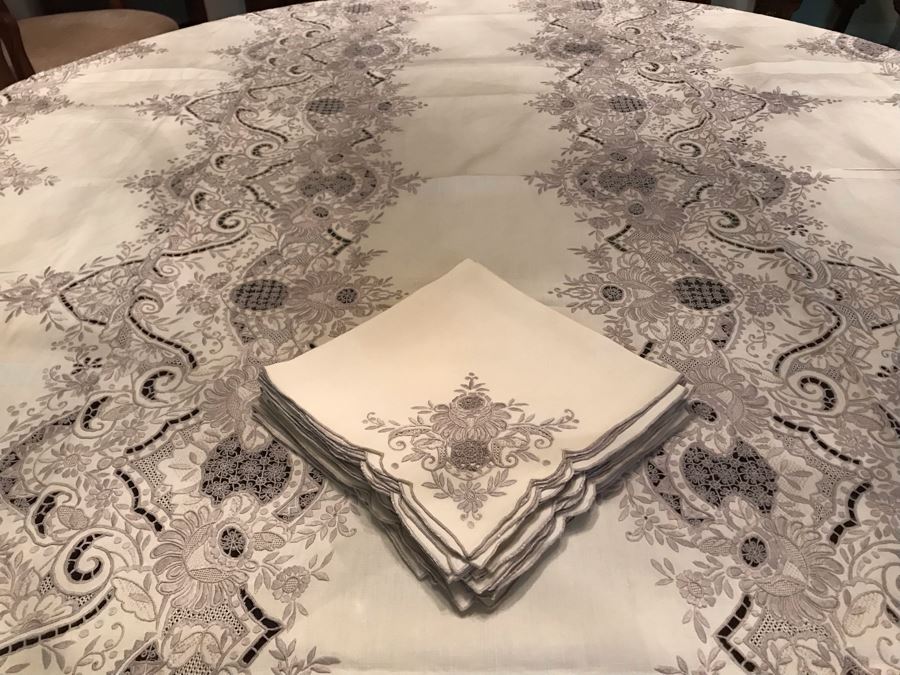 Stunning Chinese Embroidered Rectangular Tablecloth 115' X 64' With 6 Matching Napkins [Photo 2]