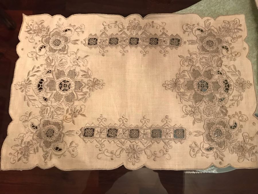 Beautiful Chinese Embroidered Table Runner With 8 Matching Placemats And 8 Matching Napkins [Photo 4]