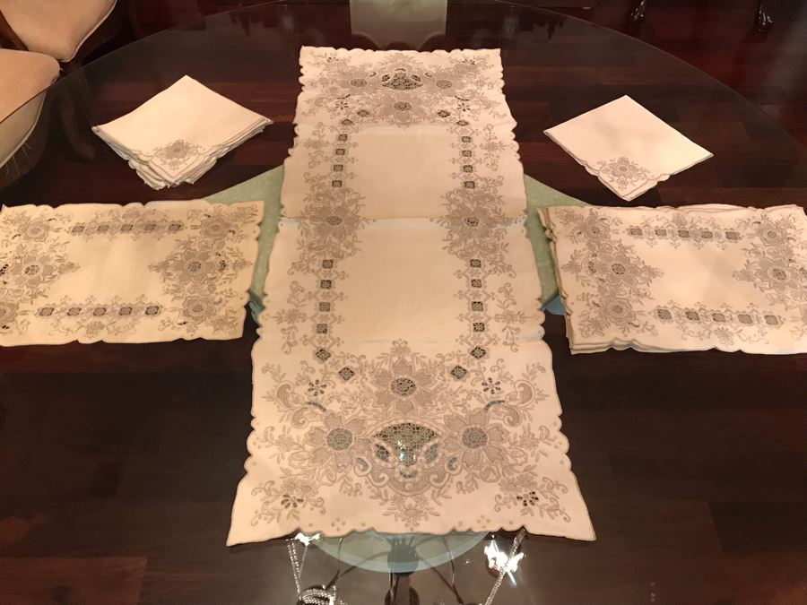 Beautiful Chinese Embroidered Table Runner With 8 Matching Placemats And 8 Matching Napkins