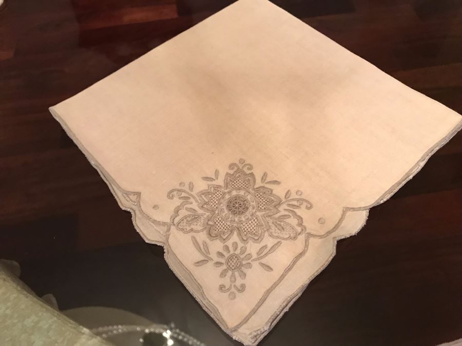 Beautiful Chinese Embroidered Table Runner With 8 Matching Placemats And 8 Matching Napkins [Photo 5]