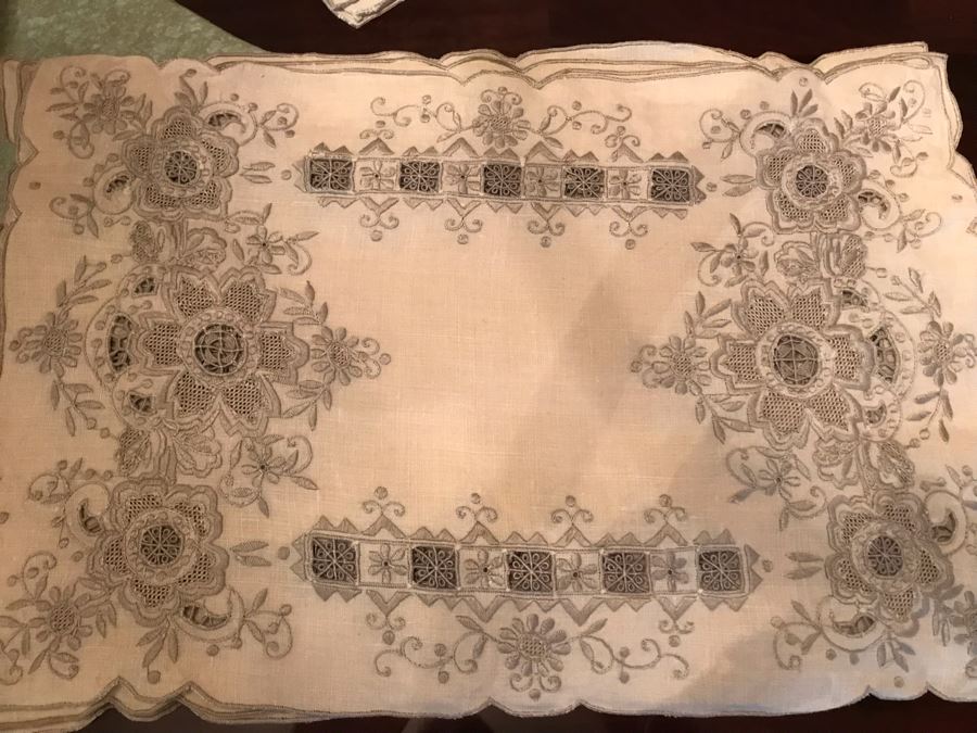 Beautiful Chinese Embroidered Table Runner With 8 Matching Placemats And 8 Matching Napkins [Photo 6]