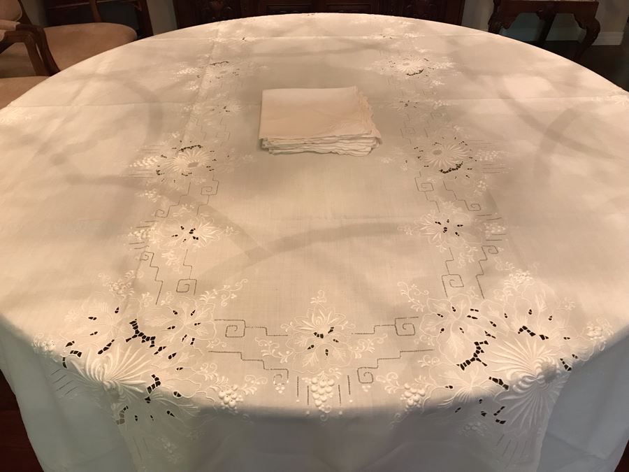 Chinese Embroidered Rectangular Tablecloth With Matching Napkins 107' X 69' [Photo 3]