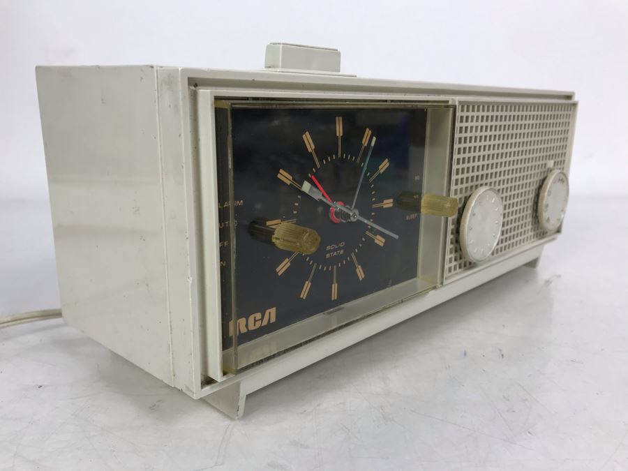 Vintage 70s RCA Alarm Clock Radio Model RLD 21Y White 8244 - 11W X 4.5D X 4.5H Working [Photo 4]