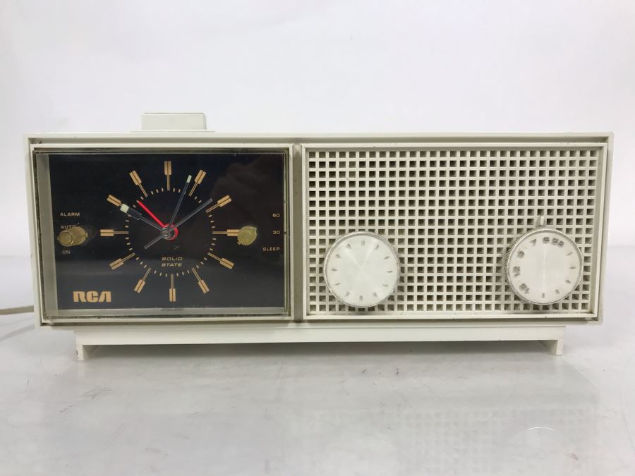 Vintage 70s RCA Alarm Clock Radio Model RLD 21Y White 8244 - 11W X 4.5D X 4.5H Working