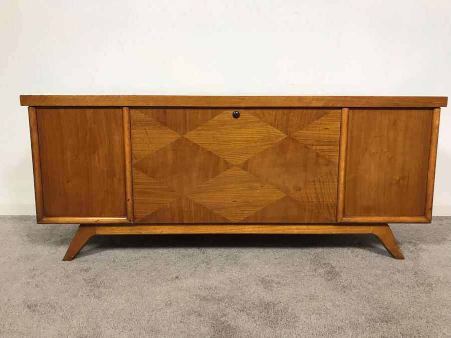 Mid-Century Modern Virginia Maid Cedar Chest 47W X 16.5D X 20H [Photo 5]