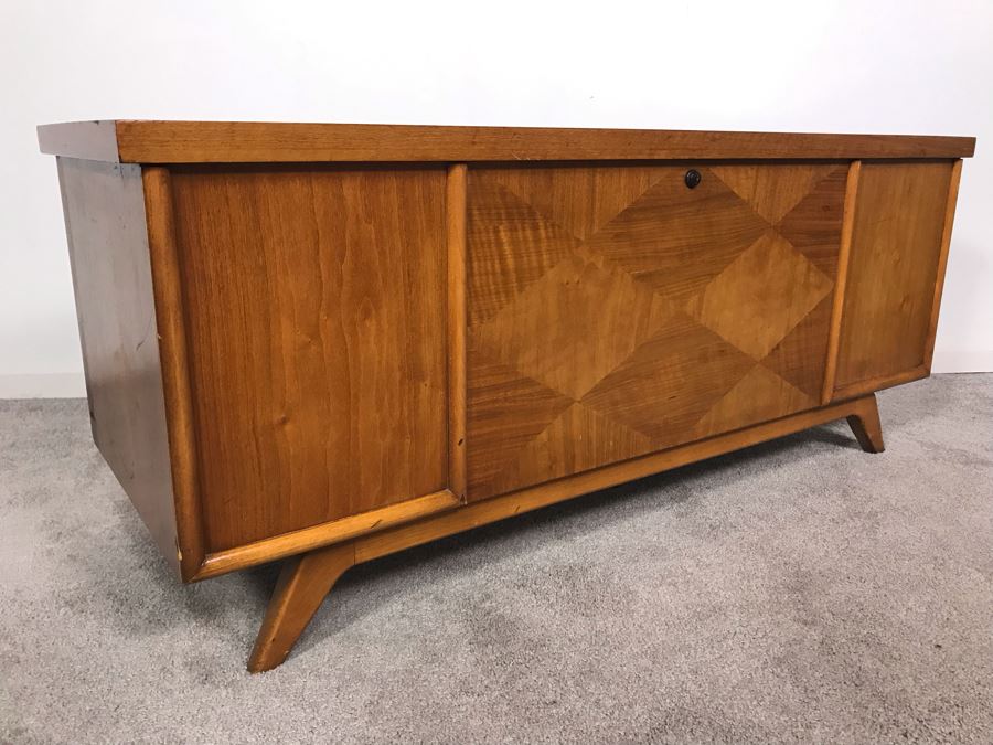 Mid-Century Modern Virginia Maid Cedar Chest 47W X 16.5D X 20H [Photo 8]