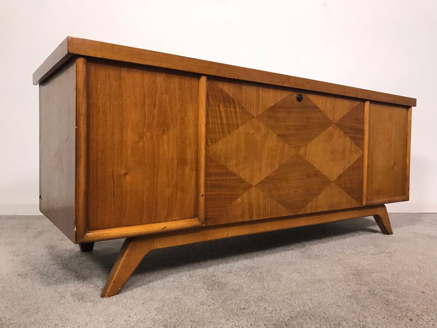 Mid-Century Modern Virginia Maid Cedar Chest 47W X 16.5D X 20H [Photo 7]