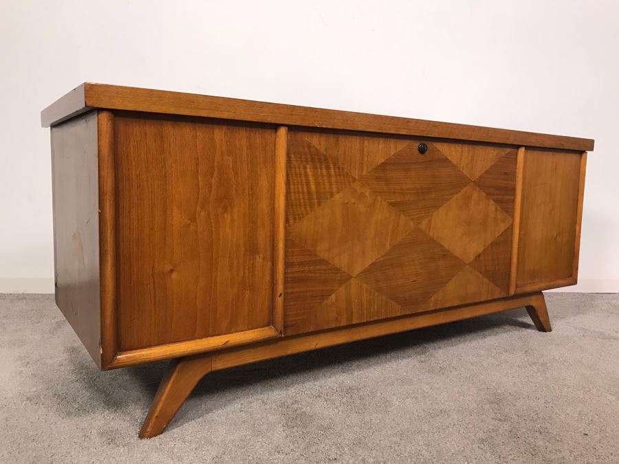 Mid-Century Modern Virginia Maid Cedar Chest 47W X 16.5D X 20H [Photo 6]